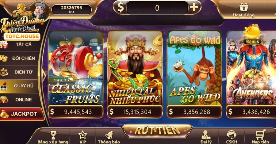 Người chơi đang chọn game nổ hũ trên giao diện f1680 Cổng Game